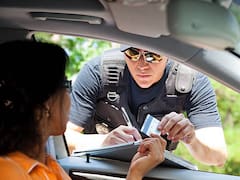 Es oficial | El Gobierno ahora obligará a pagar multas de 1.000 dólares a todos los conductores que hagan esto con la patente de su auto