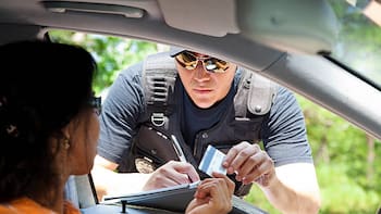 Es oficial | El Gobierno ahora obligará a pagar multas de 1.000 dólares a todos los conductores que hagan esto con la patente de su auto