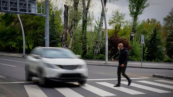 Ley de tránsito | Los conductores de California deben hacer esto cuando un peatón cruza la calle, incluso si no hay semáforo