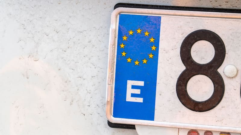 Alerta conductores: los coches con estas matrículas podrían recibir multas de hasta 6000 euros de la DGT.