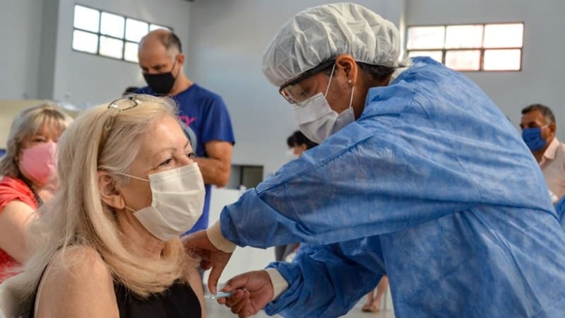 Alerta COVID: una nueva ola de casos llegó al país y estas personas deberán vacunarse de nuevo. Foto: Gobierno de la Ciudad