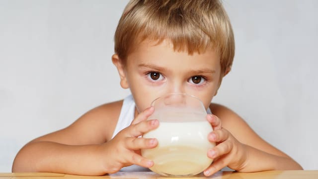 El Gobierno pidió el retiro de estas leches saborizadas para niños de todos los hogares y tiemblan los supermercados: dañan la salud infantil