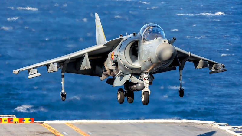 Se usa para misiones de ataque ligero o como caza polivalente desde pequeños portaaviones, buques de asalto anfibio grandes y desde bases operativas avanzadas. Foto: Shutterstock