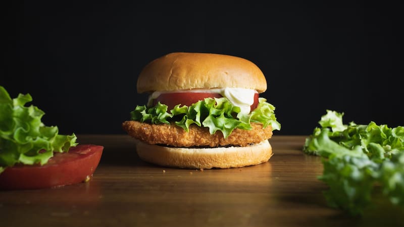 Alerta por presencia de Salmonella en estas hamburguesas: exigen su retiro de supermercados y otros puntos de venta. Foto: Shutterstock