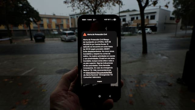 Alerta por temporal | Desvían 9 vuelos y cierran una línea de tren por las fuertes lluvias