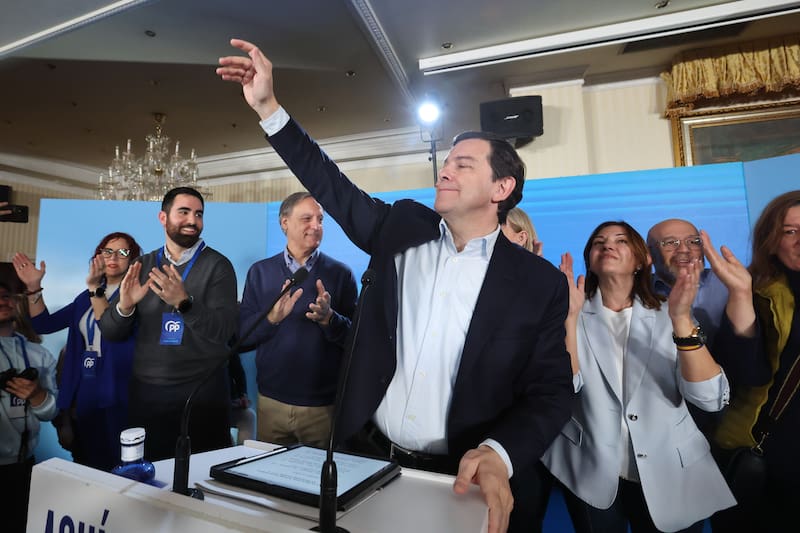SALAMANCA, 15/03/2026.- El candidato del PP a la presidencia de Castilla y León Alfonso Fernández Mañueco celebra los resultados electorales tras los comicios castellanoleoneses, hoy domingo en la sede popular en Salamanca. EFE/JMGARCIA