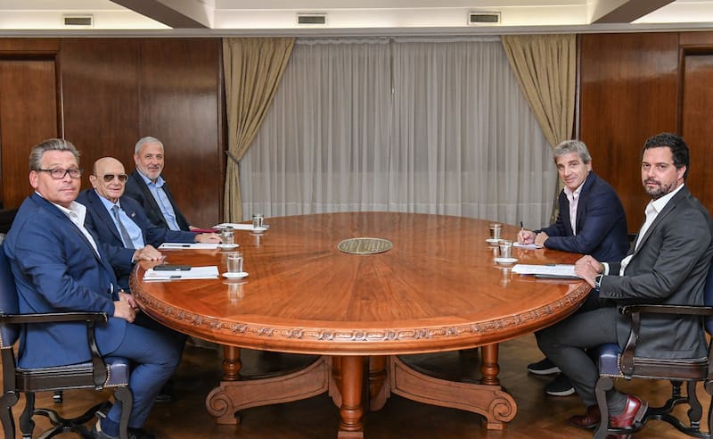 Alfredo Coto, el titular de la cadena de supermercados que lleva su apellido, con Caputo y Lavigne