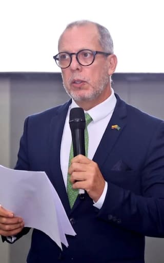Procuraduría suspende a Alfredo Saade y lo aparta de la Embajada en Brasil en plena recta final de las elecciones presidenciales