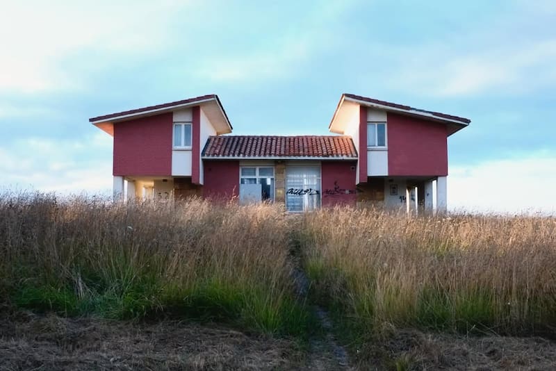 Algunas de las viviendas abandonadas en Perlora, la ciudad construida por Francisco Franco para vacacionar.