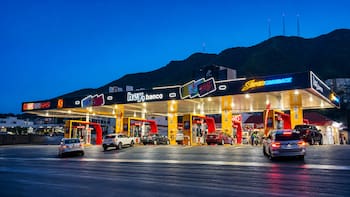 Se ponen generosos | OXXO Gas y Hey Banco te regresan dinero cada vez que le pongas gasolina al tanque