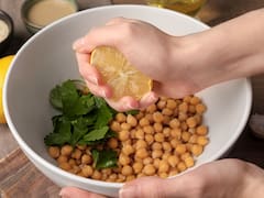 Mezclar garbanzos cocidos con gajos de naranja y jugo de limón: para qué sirve y cuáles son sus beneficios