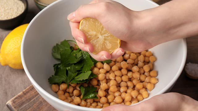 Mezclar garbanzos cocidos con gajos de naranja y jugo de limón: para qué sirve y cuáles son sus beneficios
