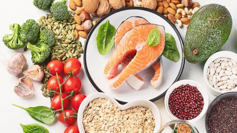 Plato con alimentos saludables que le hacen bien al corazón.