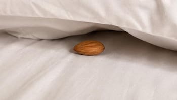 Colocar una almendra debajo de la almohada: para qué sirve y por qué lo recomiendan