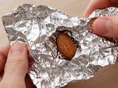 Envolver una almendra en papel aluminio: para qué sirve y por qué lo recomiendan los expertos