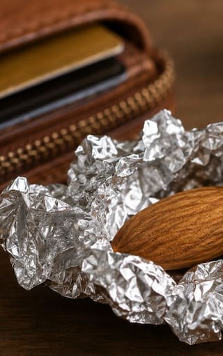 Llevar una almendra envuelta en papel aluminio: para qué sirve y por qué lo recomiendan los expertos