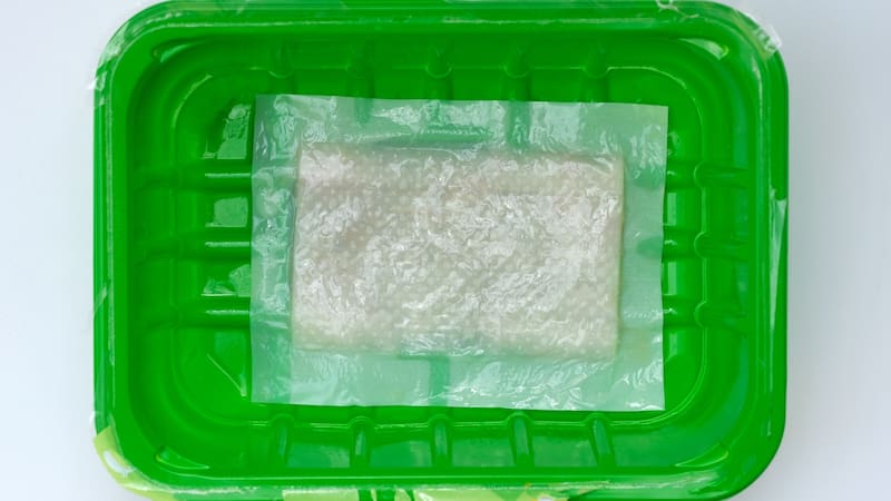 La almohadilla está fabricada con celulosa o gel de sílice, recubiertos por una fina capa de plástico.