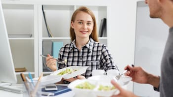 ¿La hora del almuerzo cuenta como parte de la jornada laboral? Esto dice la ley