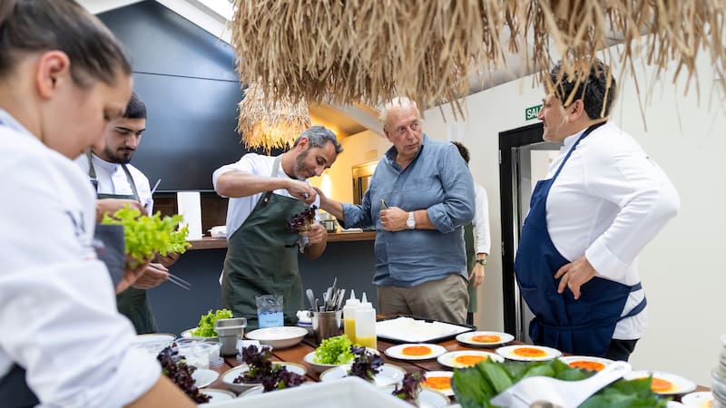 El empresario José Luis Manzano se interesó por la cocina del chef Colagreco