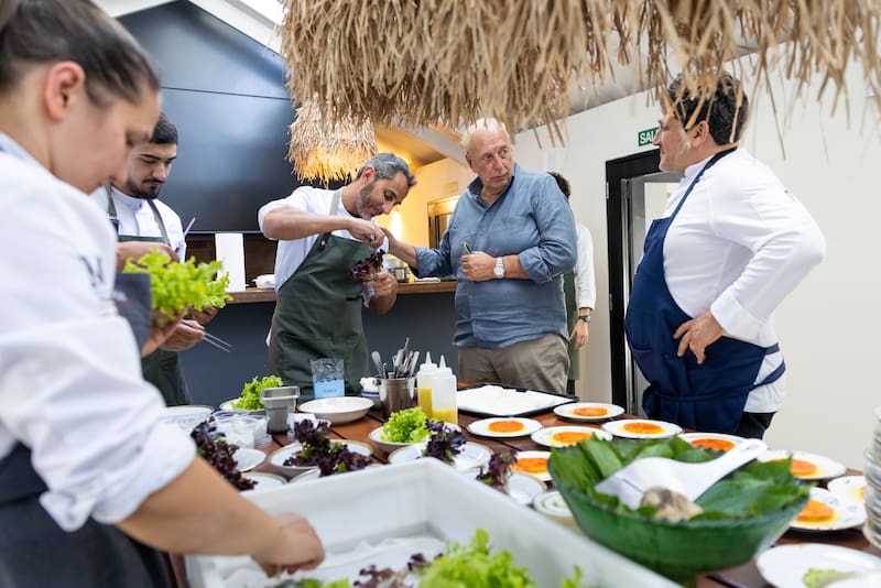 El empresario José Luis Manzano se interesó por la cocina del chef Colagreco