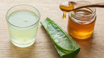 Mezclar una pizca de aloe vera y miel: para qué sirve y por qué miles de personas lo utilizan