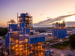 La tormenta del poliéster pega de lleno a Alpek, sus pérdidas crecen y preocupa su apalancamiento