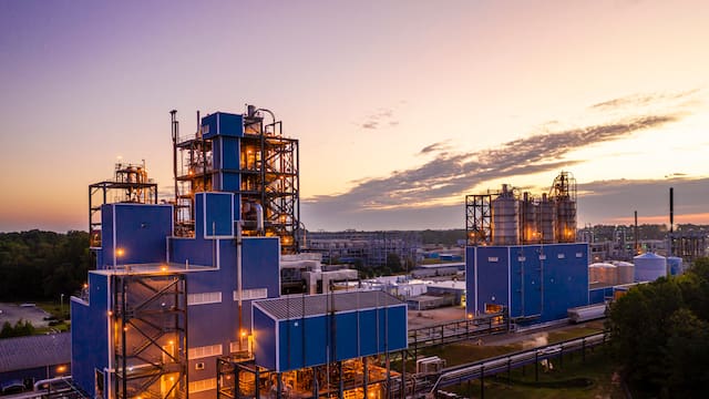 La tormenta del poliéster pega de lleno a Alpek, sus pérdidas crecen y preocupa su apalancamiento