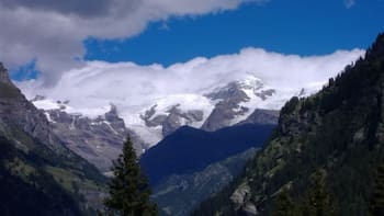 Rescataron con hipotermia grave a dos adolescentes en los Alpes: los abandonaron sus padres a más de 2.300 metros