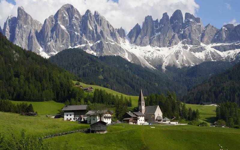 Vista de las Dolomitas en los alpes italianos.