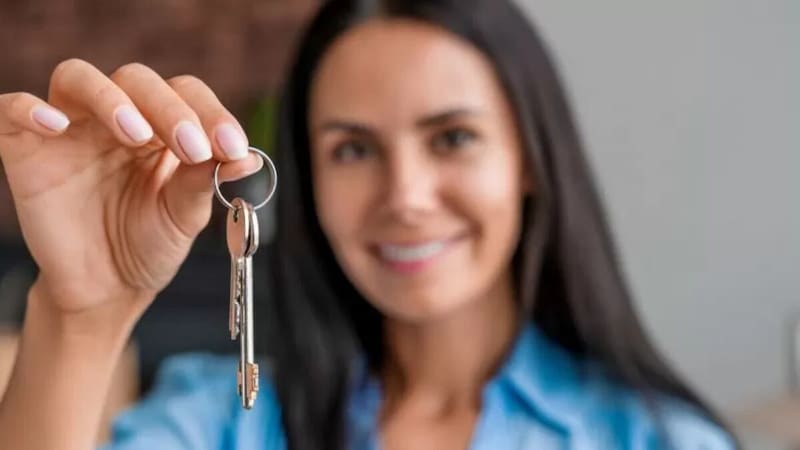 Esta medida busca frenar la crisis de vivienda y otorgar mayor estabilidad a las familias, limitando la capacidad de los dueños para ejecutar desalojos.