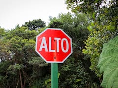 Qué significa la señal de tránsito de un octágono rojo con letras en el medio y por qué es importante respetarla