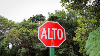 Qué significa la señal de tránsito de un octágono rojo con letras en el medio y por qué es importante respetarla