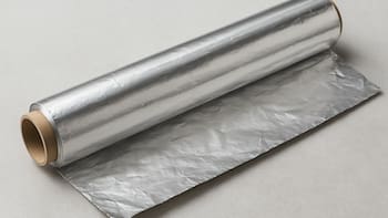 Colocar el papel aluminio hacia delante o hacia atrás: cuál es la posición correcta para que funcione y por qué recomiendan hacerlo de esta forma