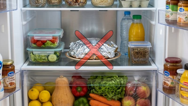 Adiós al papel aluminio: cómo deberías guardar la comida en la heladera sin que se engendren bacterias y aumente el riesgo de enfermedades. Foto (IA)
