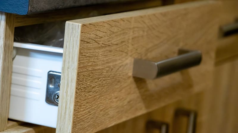 El propio peso de los utensilios mantiene el papel en su lugar. Foto (Archivo)