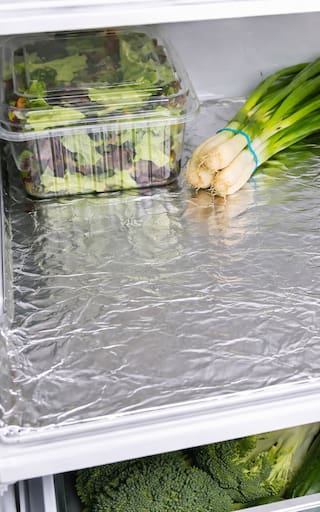 Poner papel aluminio en el fondo de la heladera: para qué sirve y por qué miles de personas lo hacen