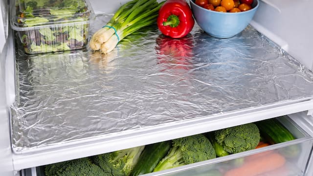 Poner papel aluminio en el fondo de la heladera: para qué sirve y por qué miles de personas lo hacen