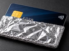 Cubrir las tarjetas con papel aluminio: para qué sirve y por qué todos lo recomiendan