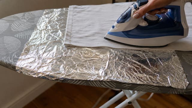 Papel aluminio debajo de la tabla de planchar: para qué sirve y por qué lo recomiendan