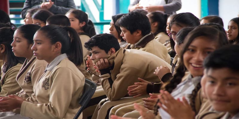 Claudia Sheinbaum quiere prohibir el uso de celulares en las escuelas para los niveles iniciales.