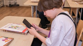 Confirmado por INEGI: jóvenes en México pasan 90 días al año utilizando el celular