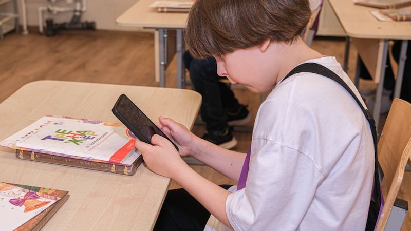El Congreso también impulsa medidas para regular el uso de celulares.