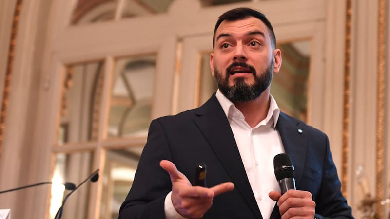 Álvarez Agis cargó contra el programa del Gobierno: alertó por una “maratón cambiaria” y tildó de “populismo financiero” la venta de dólares