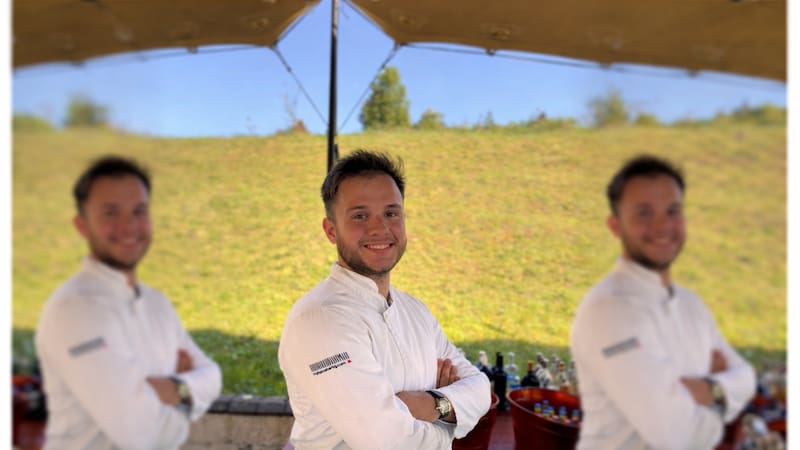 Álvaro Espuelas, 21 años, trabaja en bodas para pagarse la universidad: “Un día equivale a hacer el Camino de Santiago”.