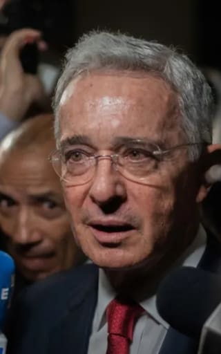 Fiscalía cita a indagatoria a Álvaro Uribe por presuntos vínculos con grupos paramilitares