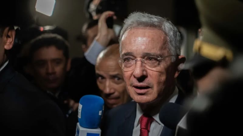 La Fiscalía General de la Nación reabrió una línea de investigación relacionada con hechos ocurridos durante la gobernación de Álvaro Uribe en Antioquia y anunció que el exmandatario deberá rendir indagatoria por presuntos delitos vinculados a la actuación de estructuras paramilitares en el departamento. (Fuente: EFE/Juan Zarama)