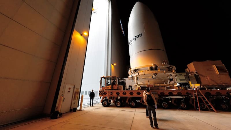 La punta cónica de un cohete construida para albergar satélites de Amazon