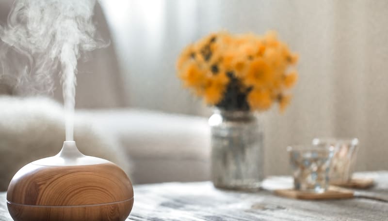Cada vez más personas buscan alternativas naturales para perfumar su casa y reducir el uso de productos industriales. Imagen: Freepik.