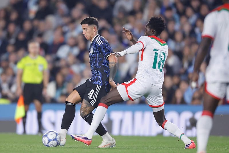 Enzo Fernández de Argentina disputa el balón con Nouhoum Koné de Burkina Faso en un partido amistoso entre las selecciones de Argentina y Burkina Faso en el estadio Monumental de Buenos Aires.