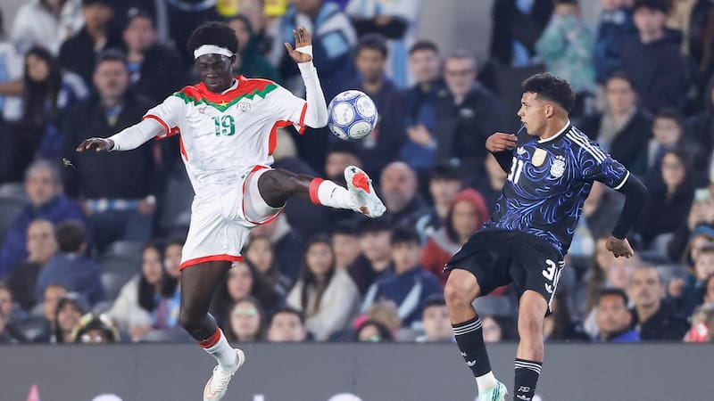 Leonel Flores de Argentina disputa el balón con Mohamed Zongo de Burkina Faso, en un partido amistoso entre las selecciones de Argentina y Burkina Faso en el estadio Monumental de Buenos Aires.